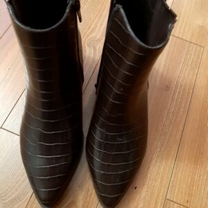 Elegant BrownCroc-Embossed Ankle Boots NEW